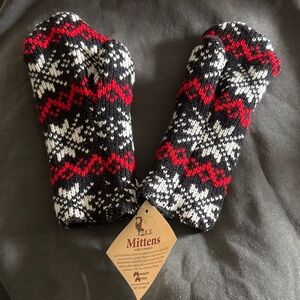 NWT Cozy Black and Red Snowflake Patterned wool/fleece lined Mittens